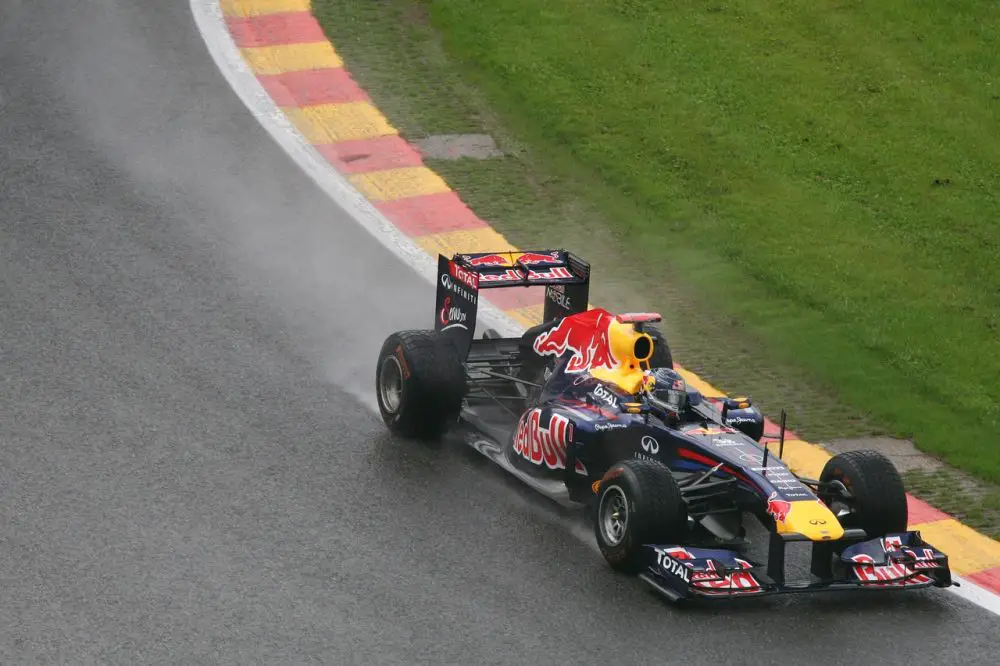 what-does-outlap-mean-in-f1-racing-explaining-the-technical-term