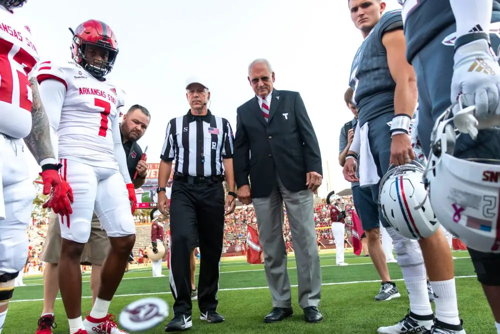 do-college-football-teams-fly-here-s-what-you-need-to-know