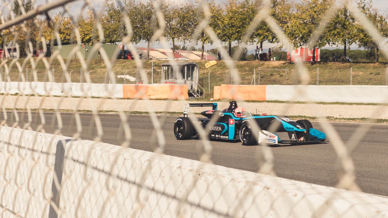 blue and black race on track during daytimee